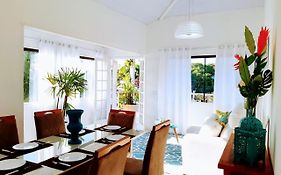 Espetacular Casa 3 SUÍTES cozinha varanda vista a passos da praia
